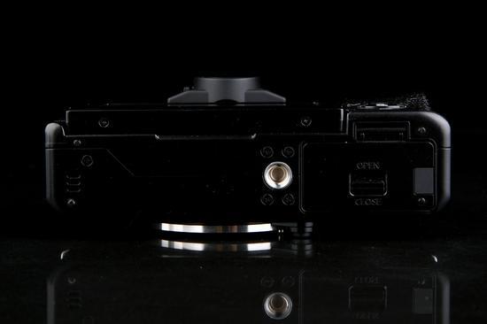 富士X-T100机身底部