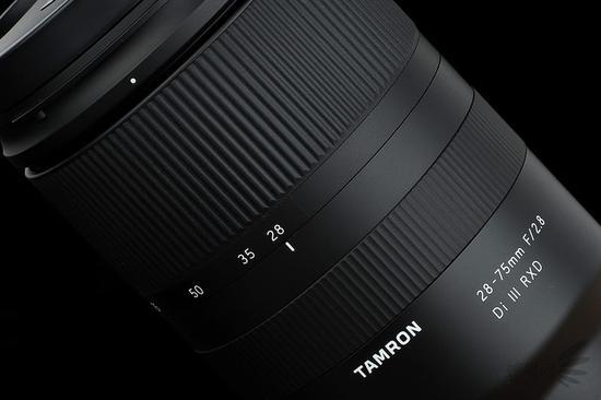 腾龙28-75mm f/2.8 Di III RXD的变焦环和对焦环