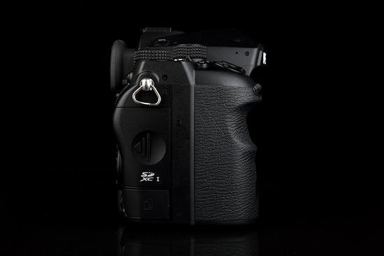 PENTAX K-1 Mark II机身两侧