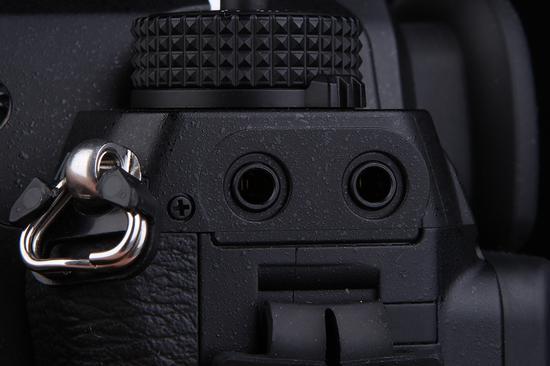 PENTAX K-1 Mark II耳机输出端子和立体声麦克风输入端子