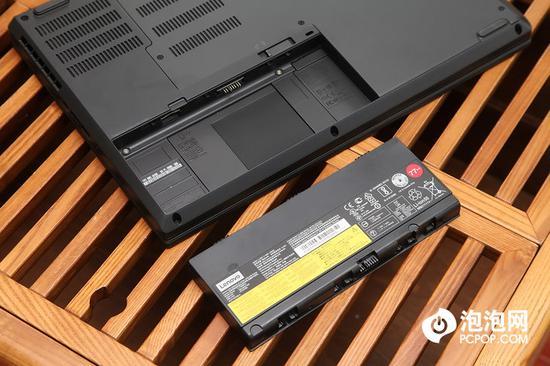 与其他ThinkPad 电脑不同的是,ThinkPad P52的电池被设置在了D面左下角。