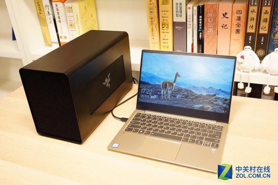 13英寸的联想ideapad 720s拥有一个全速率的雷电3接口