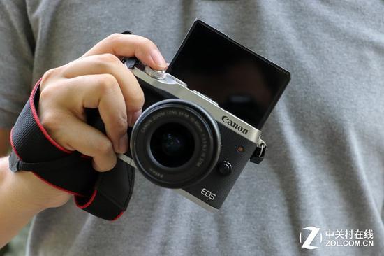 可以180度翻转的屏幕,加上轻巧的体积,使得EOS M6更加受到女生青睐