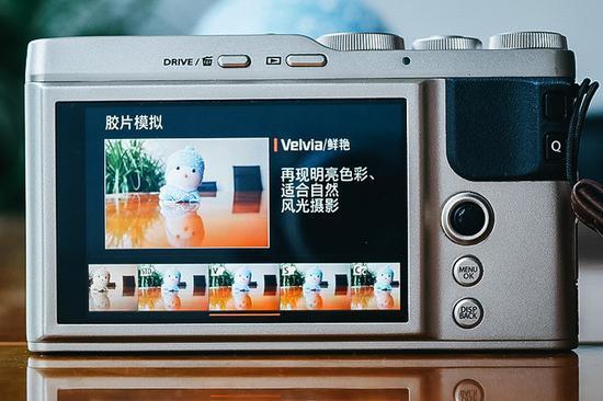 XF10为胶片模拟模式单独使用了一个转盘来调节,并使用了更直观化的UI界面