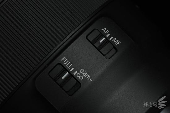 佳能RF 50mm F1.2L USM镜身拥有两个拨杆开关
