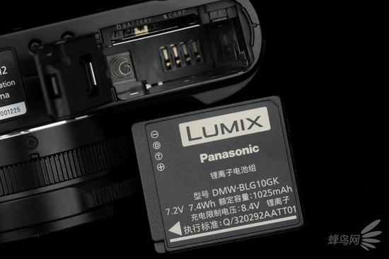 松下LUMIX LX100M2的电池舱和存储卡舱