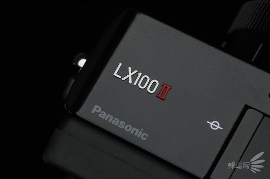 松下LUMIX LX100M2左肩的型号标识