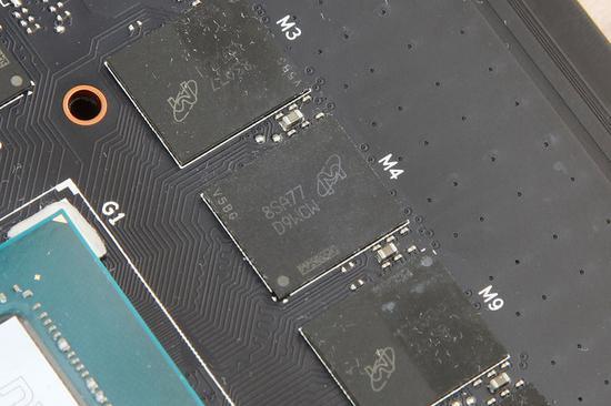 显存不出意外是来自美光的GDDR6 单颗容量1GB,共8颗,等效频率14000MHz。