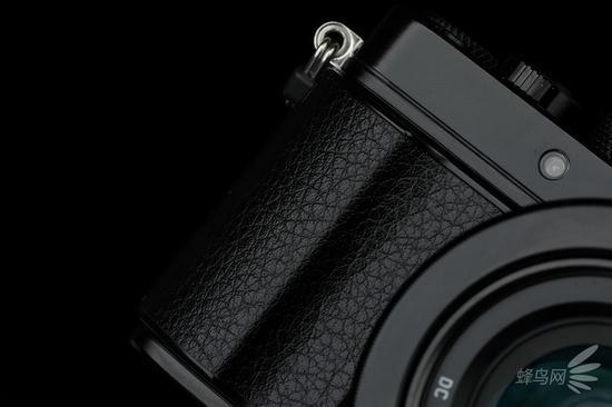 松下LUMIX LX100M2搭载了皮革手柄
