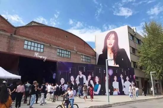 △ 9月“咪蒙三周年粉丝见面会”,3层楼的巨幅海报,排场长队等候入场的粉丝,一点也不亚于任何明星。