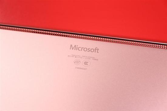 转轴处排列着Surface Laptop 2的风扇开孔。