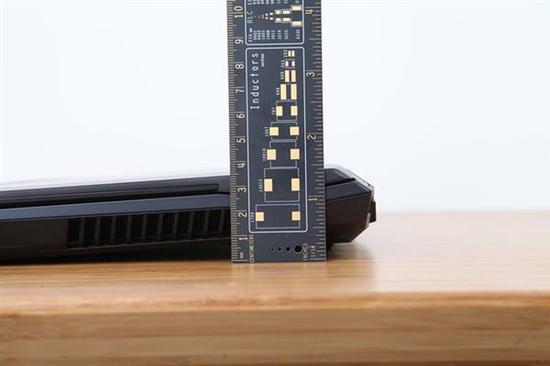 搭载普通版GTX 1060神舟Z7的最大厚度(含脚垫)达到了约40mm。