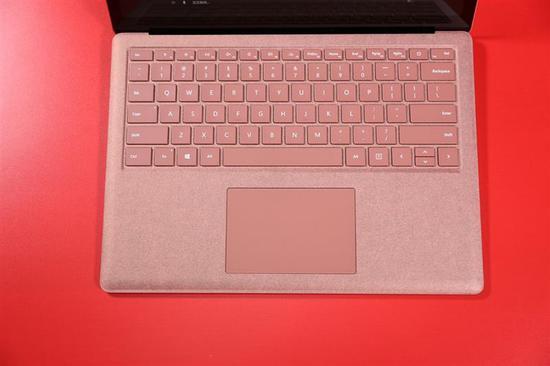Surface Laptop 2的C面,灰粉金色的C面覆盖了同色调的Alcantara材质。