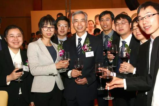 2016年,倪光南与中国计算机学会优秀博士论文获奖者合影。受访者供图