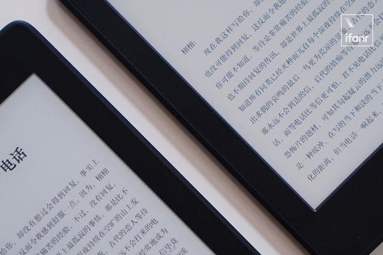 ▲ 左边为新款 Kindle PaperWhite,右边为旧款 Kindle PaperWhite
