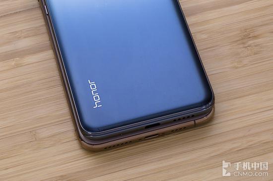 荣耀Magic2比iPhone XS Max窄一些