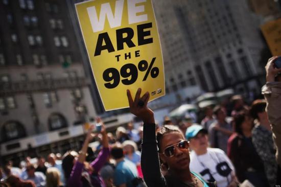 “占领华尔街”,一个非常有力的口号叫“99%对1%”