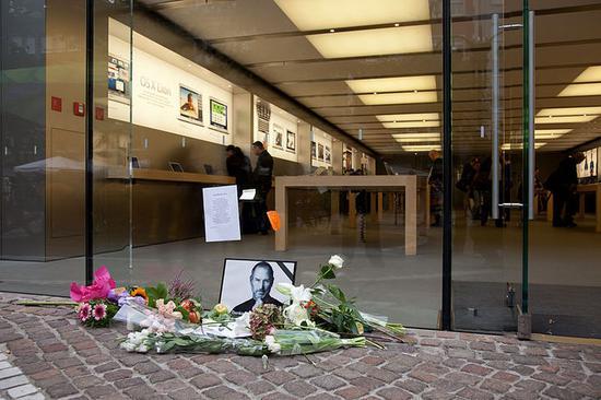 ▲ 乔布斯去世后,粉丝在Apple Store门前悼念