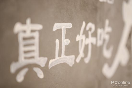 快门:1/125秒 光圈:F1.8 ISO:1600