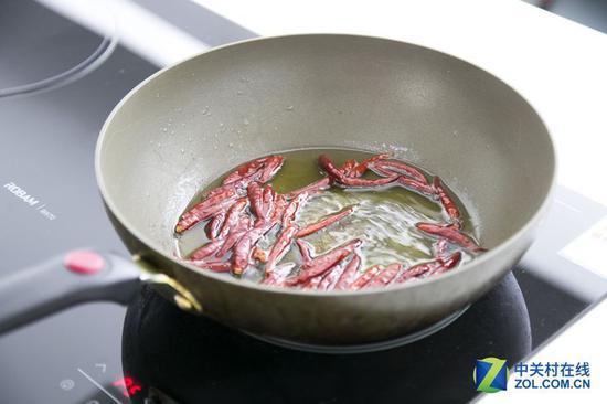 炒辣椒会产生大量油烟 我们用它进行测试