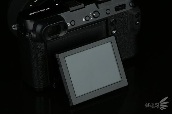 富士GFX 50R采用了3.2英寸236万像素的可触摸液晶屏