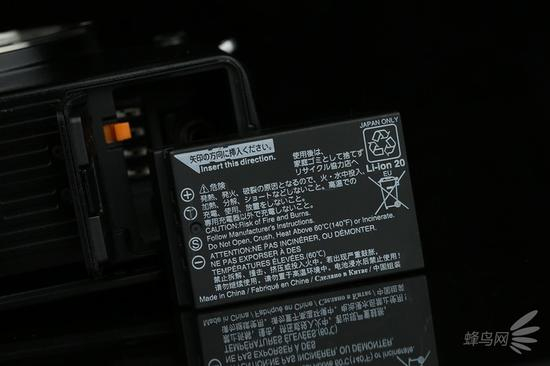 富士GFX 50R采用了一块型号为NP-T125锂电池