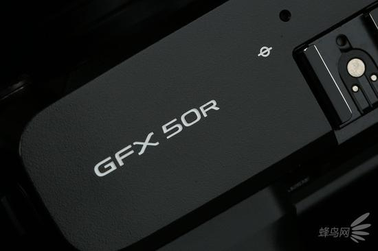 富士GFX 50R机身顶部左肩型号标示