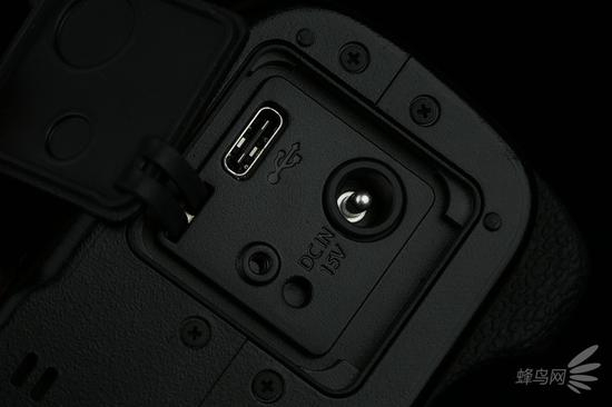 机身底部则拥有USB-C接口以及直流AC-15V电源接口