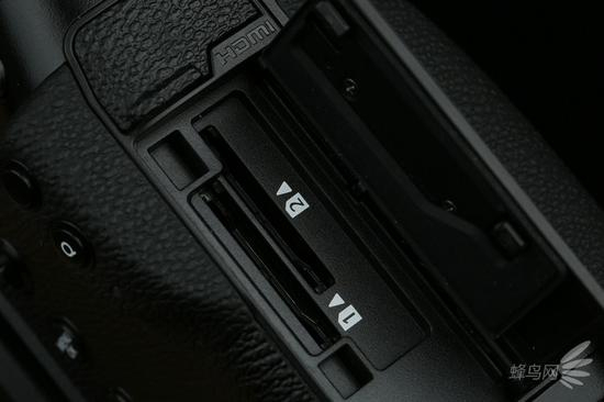 富士GFX 50R采用双SD卡卡槽设计