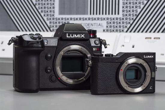 左:松下S1R 右:松下GX800