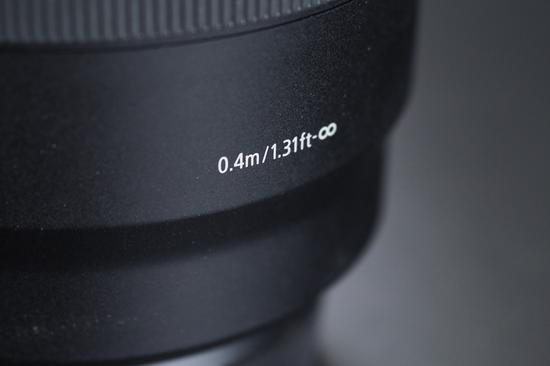 佳能RF50mm F1.2 L USM的最近对焦距离为0.4m,有一定近摄能力。