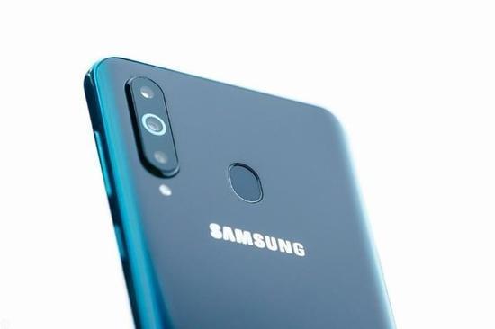Galaxy A8s后置摄像头
