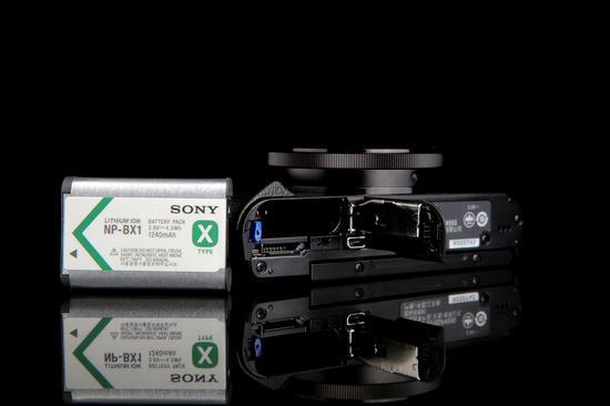 索尼HX99电池、电池仓与Micro SD卡槽