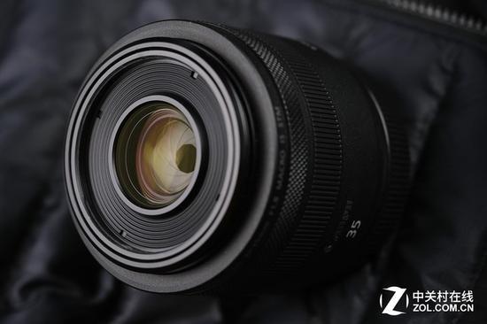 佳能RF 35mm F1.8微距镜头是现在RF镜头群中最为亲民的一款产品