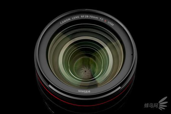 佳能RF 28-70mm f/2 L USM镜头前镜组拥有95mm的口径