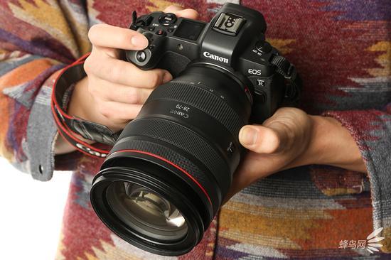 手持佳能EOS R搭配RF 28-70mm f/2 L USM组合