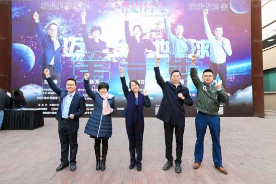 5位勇士。左起:郑永春、杨芳、黄伟芬、彭兢和杨峰。