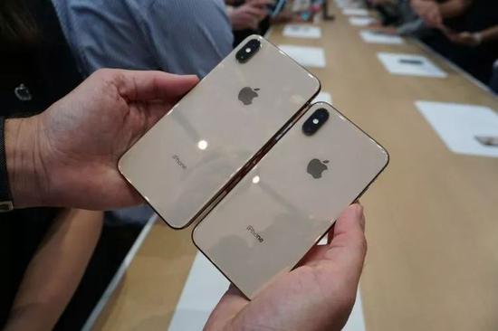 iPhone XS与iPhone XS Max(图片来自Mashable)