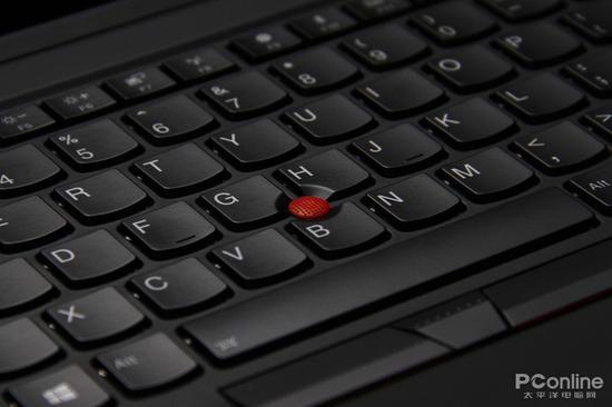 ThinkPad X1 隐士依旧保持了备受好评的X型支撑、鼓形结构和弧形键帽等设计