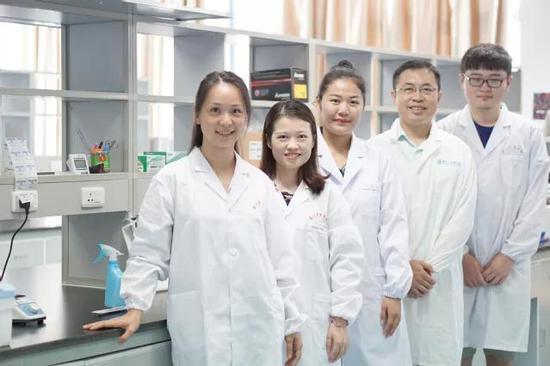 张凌娟课题组成员。图片来源:厦门大学新闻网