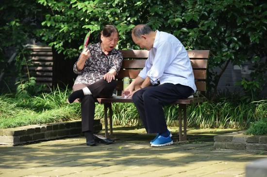 曾经多么厉害的父母,都会变老。图/全景