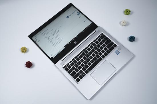 其次更大开合角度的转轴也能让我在蜷腿坐在沙发上用笔记本时,依旧保持从容。
