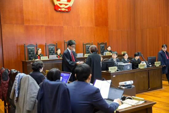 双方当庭拆封了公证保全的 载有被控侵权搜狗输入法软件的手机