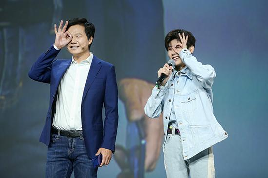 雷军发布小米9,宣布TFBOYS成员王源为形象代言人。