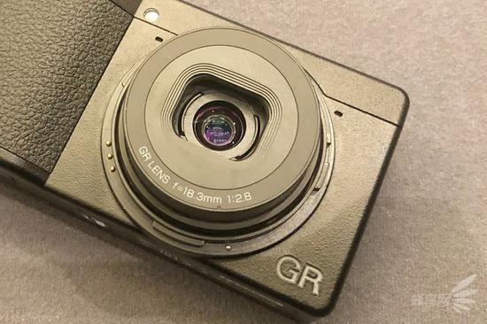 理光GR III仍然采用的是等效28mm f/2.8规格的镜头