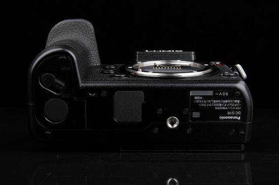 松下 LUMIX S1R机身底部