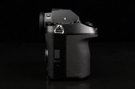 松下 LUMIX S1R机身两侧
