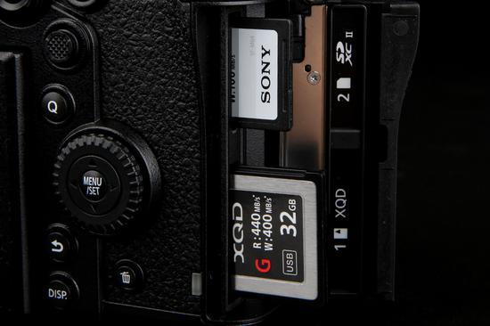 松下 LUMIX S1R存储卡插槽