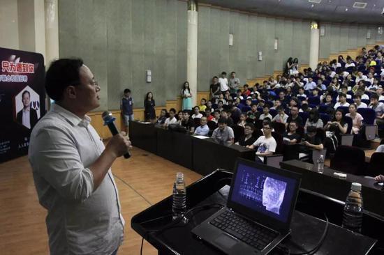 2016年9月9日,湖北武汉,人人集团董事长陈一舟回母校武汉大学,担任物理科学与技术学院开学典礼演讲嘉宾,并在生命科学学院报告厅进行校园招聘演讲