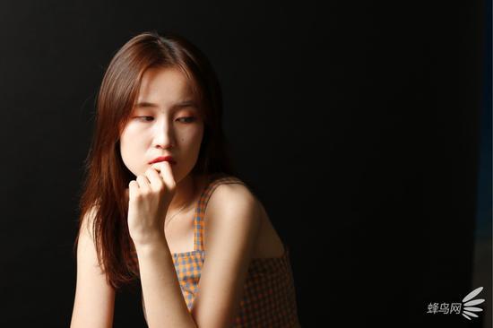 立刻显得脸没有那么瘦了对吧,但是光线也参与了脸部的显瘦